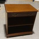 Mueble auxiliar con tapa cuero